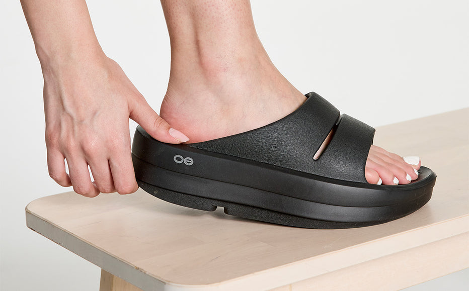 OOFOS Women's OOmega OOahh Recovery Slide Sandal - Black – oofos.co.uk