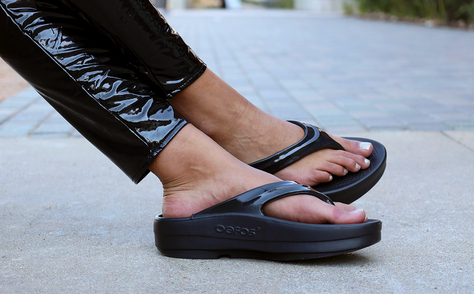 OOFOS Women's OOmega Recovery Sandal - Black – oofos.co.uk